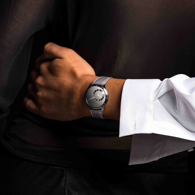 Ressence Type 9 am Handgelenk