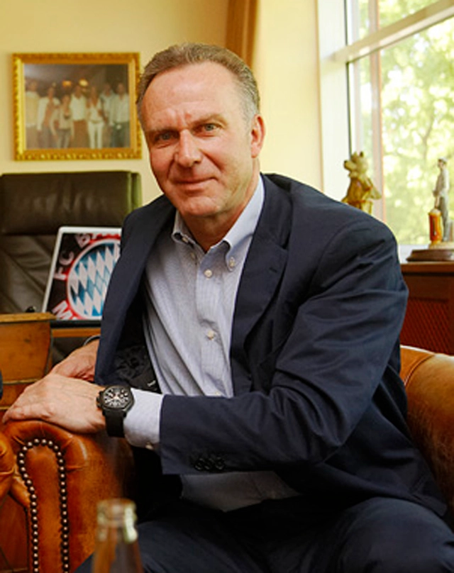 Karl-Heinz Rummenigge mit der Ebel 1911 Tekton FC Bayern München, 2008 Karl-Heinz Rummenigge mit der Ebel 1911 Tekton FC Bayern München, 2008