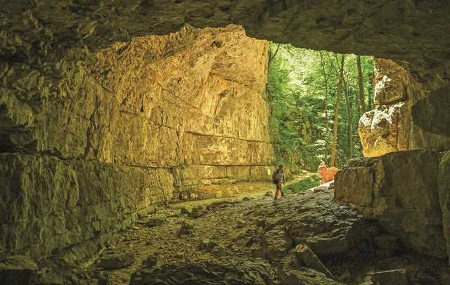 Eine Höhle mit einem Unterwassersee