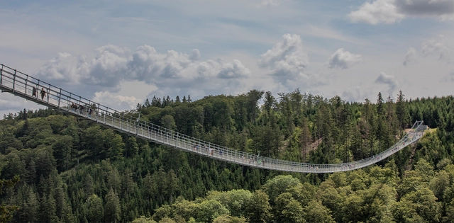 Hängebrücke über dem Willinger Strycktal.