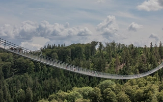 Hängebrücke über dem Willinger Strycktal.