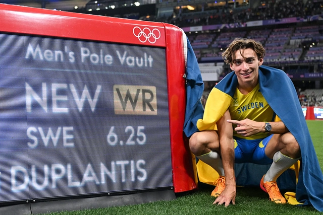 Der schwedischen Olympiasieger und Weltrekordhalter im Stabhochsprung Armand „Mondo“ Duplantis mit der Seamaster Aqua Terra „Ultra Light“ Der schwedischen Olympiasieger und Weltrekordhalter im Stabhochsprung Armand „Mondo“ Duplantis mit der Seamaster Aqua Terra „Ultra Light“