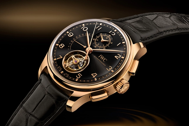 IWC_Portugieser_Tourbillon_Retrograde_IW394009_Beauty.jpg IWC Portugieser Tourbillon Rétrograde Chronograph, Referenz IW394009, Close-up Zifferblatt seitlich vor dunklem Hintergrund