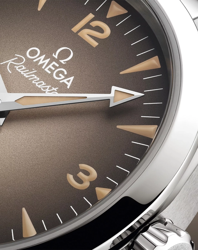 WatchTime-Omega-Railmaster-Braun-Detail.jpg Braunes Zifferblatt der Railmaster