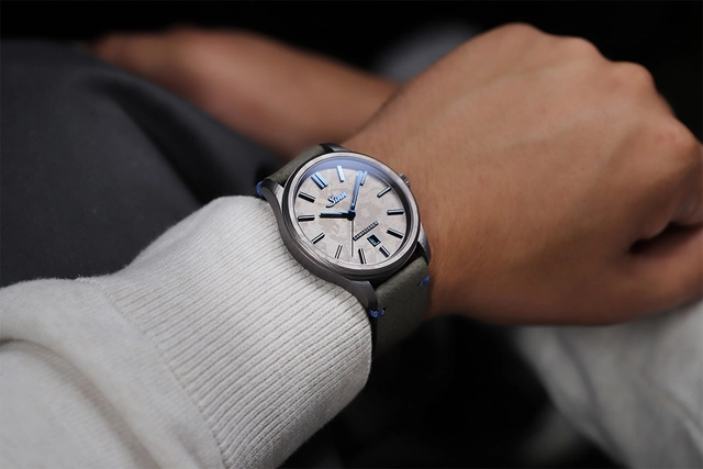 Sinn-Titandamaszener-Wristshot.jpg Sinn Spezialuhren 1800 Titandamaszener
