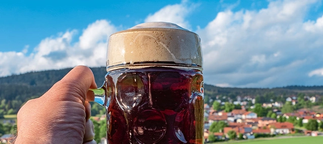 Aufnahme von Bier in Masskrug.