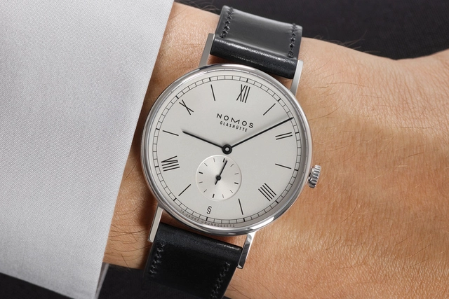 Nomos Glashütte: Limited Edition Ludwig – 75 Jahre Grundgesetz mit Handaufzugkaliber Alpha und in einer Gehäusegröße von 37,5 Millimetern