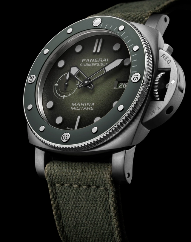 Panerai Submersible Marina Militare PAM01697 im Halbprofil