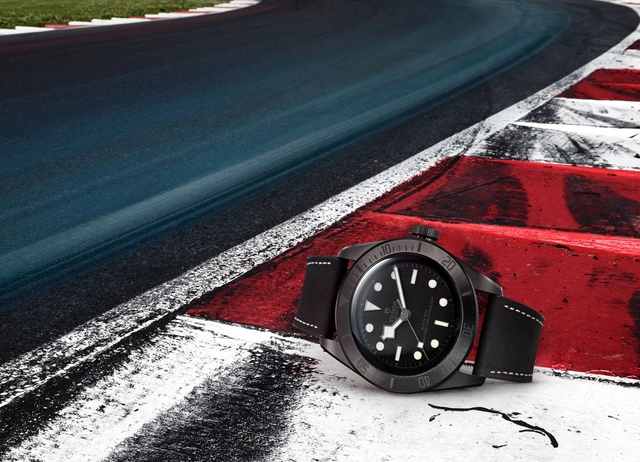 Die Tudor Black Bay Ceramic auf einem Formel-1-Parcours