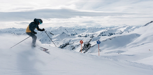 Ein Skifahrer auf der Piste im Bregenzerwald.