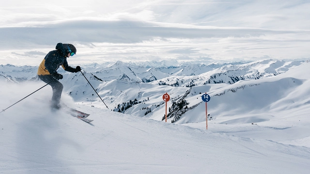Ein Skifahrer auf der Piste im Bregenzerwald.
