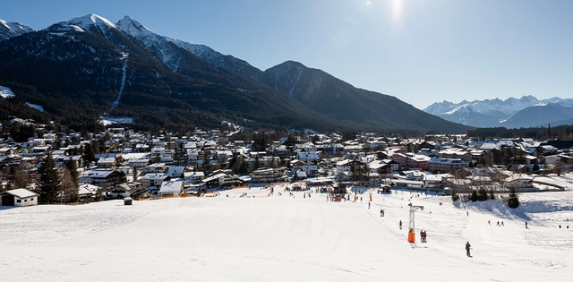 Blick auf Bergkulisse und eine Skipiste in der Region Seefeld.