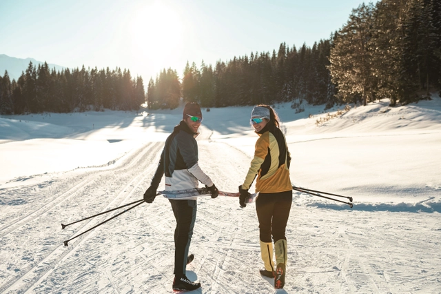 Langlaufen in der Region Seefeld - Mann und Frau im Sonnenuntergang.jpg