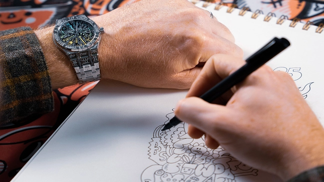 Maurice Lacroix Aikon Automatic Wotto Limited Edition am Handgelenk, andere Hand mit Stift