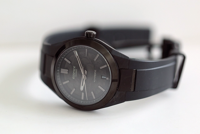 Carbonuhr der Hands-on Casio Edifice EFK-100-Serie