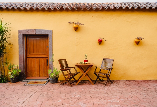 Gran Canaria Natural & Active Ein Tisch mit zwei Stühlen vor einem Haus