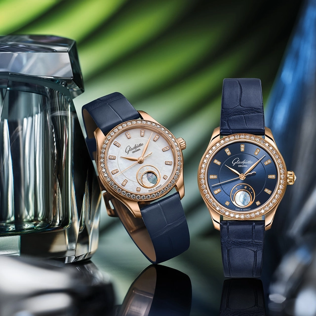 Zwei Uhren, Glashütte Original Serenade Luna, Referenznummer 1-35-14-06-15-04 und 1-35-14-01-15-04 mit Lederband