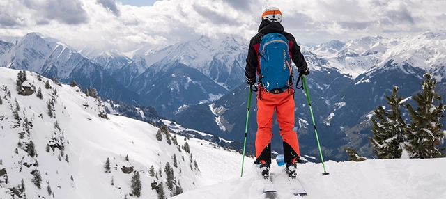 Eine Person auf Ski mit Blick auf die verschneite Bergkulisse des Zillertals.