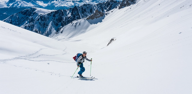 Skitourengeher vor schneebedeckter Bergkulisse in Tirol.