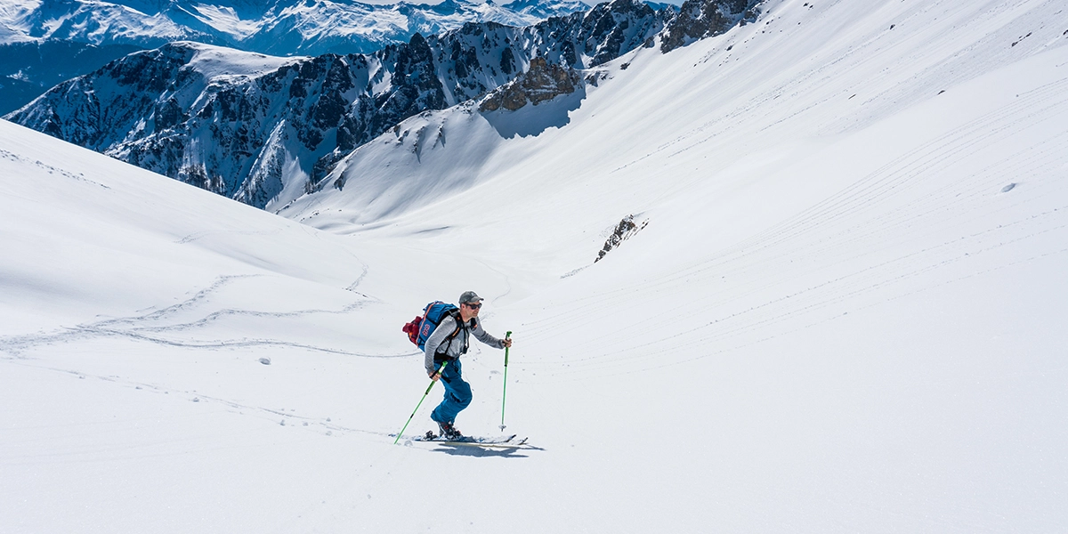 Skitourengeher vor schneebedeckter Bergkulisse in Tirol.