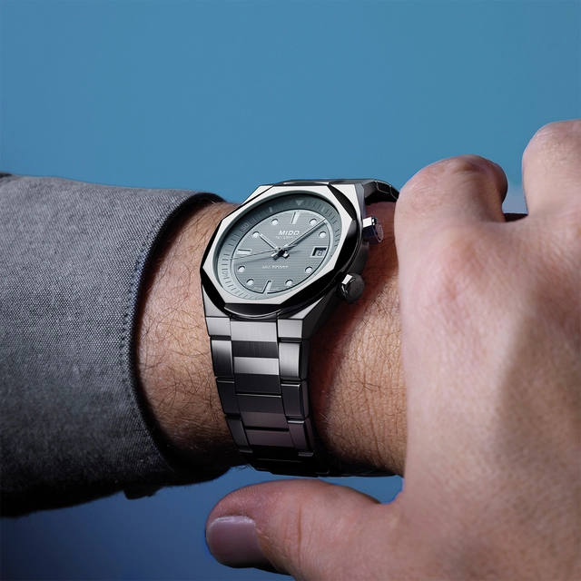 Mido Multifort 8 Two Crowns, Edelstahluhr mit grauem Zifferblatt am Handgelenk