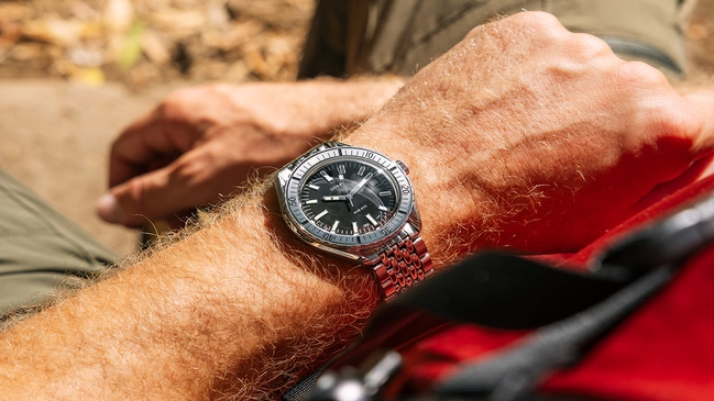 Doxa_SUB 200_Stahlluenette_lifestyle_schwarz