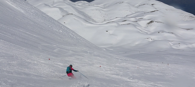 Skifahrer im Tiefschnee auf Kreta.