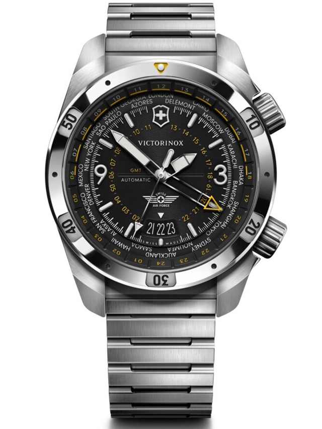 Victorinox Air Pro GMT, Referenz 242004, Uhr mit schwarzem Zifferblatt und Metallband vor weißem Hintergrund