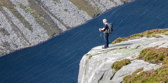 Wanderer an nordirländischer Klippe