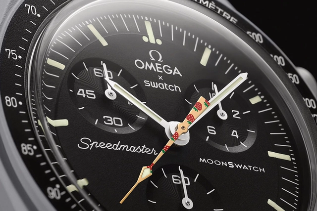 Swatch MoonSwatch Erdbeermond Detail
