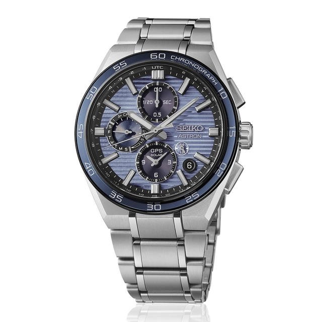 Seiko-Astron GPS Solar Dual Time Chronograph-Front.jpg Seiko Astron GPS Solar Dual Time Chronograph, Referenz SSH175, Titanuhr, blaues Zifferblatt, weißer Hintergrund