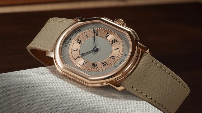 Daniel Roth Extra Plat Roségold, liegend Nahaufnahme