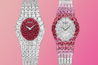 Piaget Aura, zwei Uhren auf rosa-rotem Hintergrund