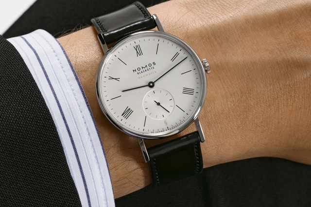 Nomos Glashütte: Limited Edition Ludwig – 75 Jahre Grundgesetz mit dem Automatikkaliber DUW 3001 und 38,5 Millimetern Gehäusedurchmesser