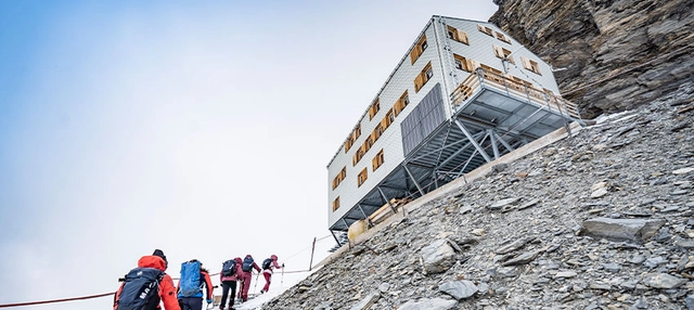 Gruppe Personen beim Aufstieg auf zur Hütte im Gletschergebiet.