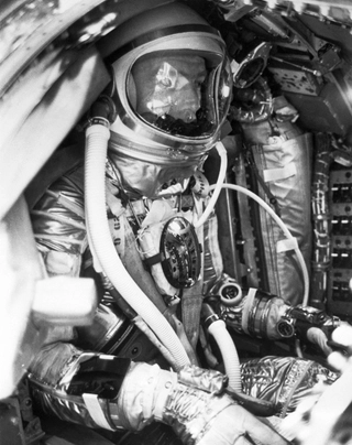 US-Astronaut Scott Carpenter in der Aurora 7 kurz vor dem Take-off mit seiner Breitling Navitimer Cosmonaute