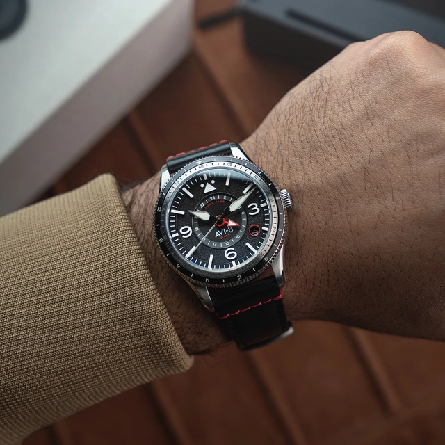 AVi8-4128-Black-Wristshot.jpg Avi-8 Flyboy Airmaster GMT Automatic AV-4128-01 Engine Black am Handgelenk