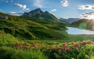 See inmitten einer grünen Berg- und Naturlandschaft in Kärnten.
