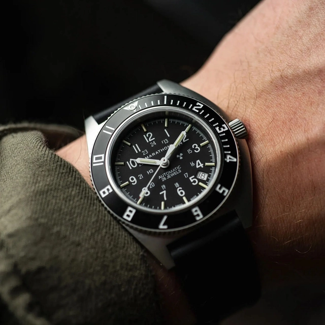 Marathon: SSNAV-D Steel Navigator Automatic schwarzes Blatt