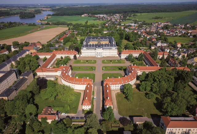 2.png Drohnenblick über das Schloss Hubertusburg