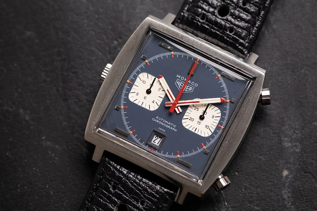 Heuer Monaco Referenz 1133B, eine Filmuhr vor schwarzem Hintergrund