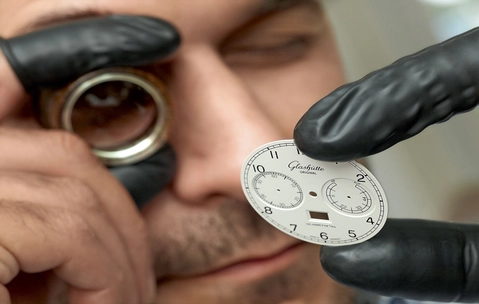 Endkontrolle in der Zifferblatt-Herstellung von Glashütte Original in Pforzheim