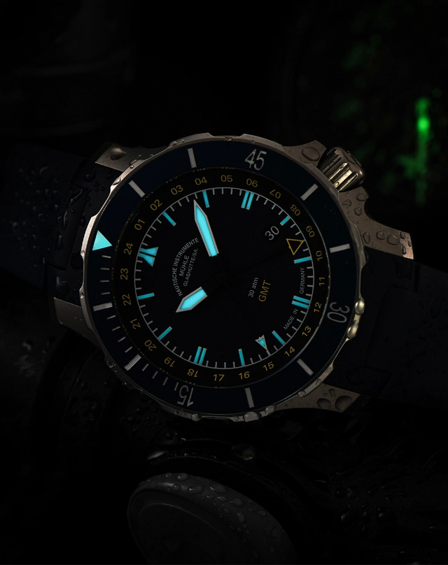WatchTime-MühleGlashütte-SeebataillonGMT-Lume.jpg Mühle Glashütte – Seebataillon GMT, Leuchtmasse der Taucheruhr