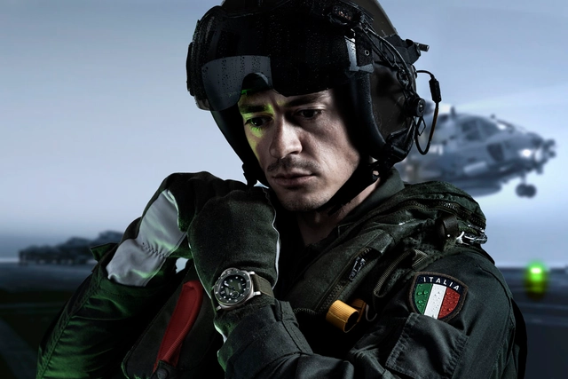 Pilot der italienischen Marineflieger mit Panerai PAM01697 am Arm
