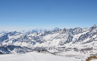 Verschneites Bergpanorama bei blauem Himmel im Aostatal.