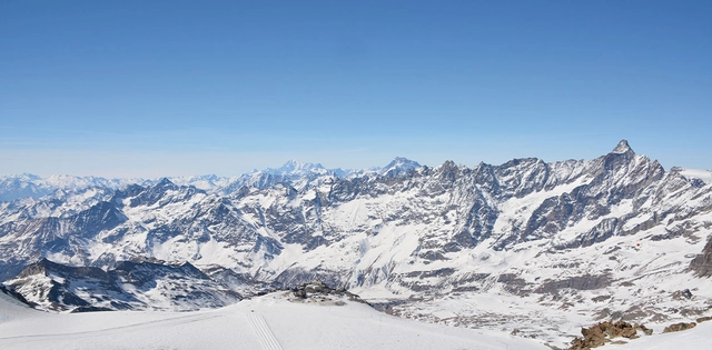 Destinationen_Aostatal_Hero1_C-ChristophSchrahe Verschneites Bergpanorama bei blauem Himmel im Aostatal.