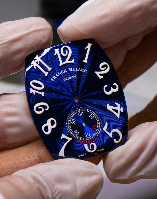 Blaues Ziffernblatt der Cintrée Curvex Crazy Power Reserve Orologi & Passioni 20th Anniversary