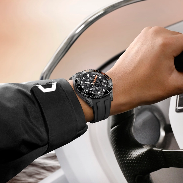 WatchTime-MIDO-Ocean-Star-200C-Carbon-Limited-Edition-Wristshot.jpg WatchTime-MIDO-Ocean-Star-200C-Carbon-Limited-Edition-Wristshot