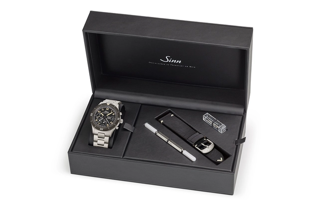 Packaging des Sinn Spezialuhren Fliegerchronograph 156.1 E