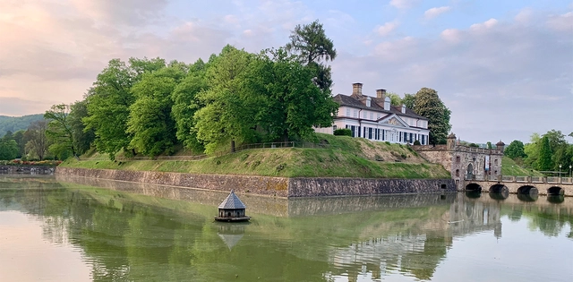 Blick auf Bad Pyrmont umgeben von Wasser